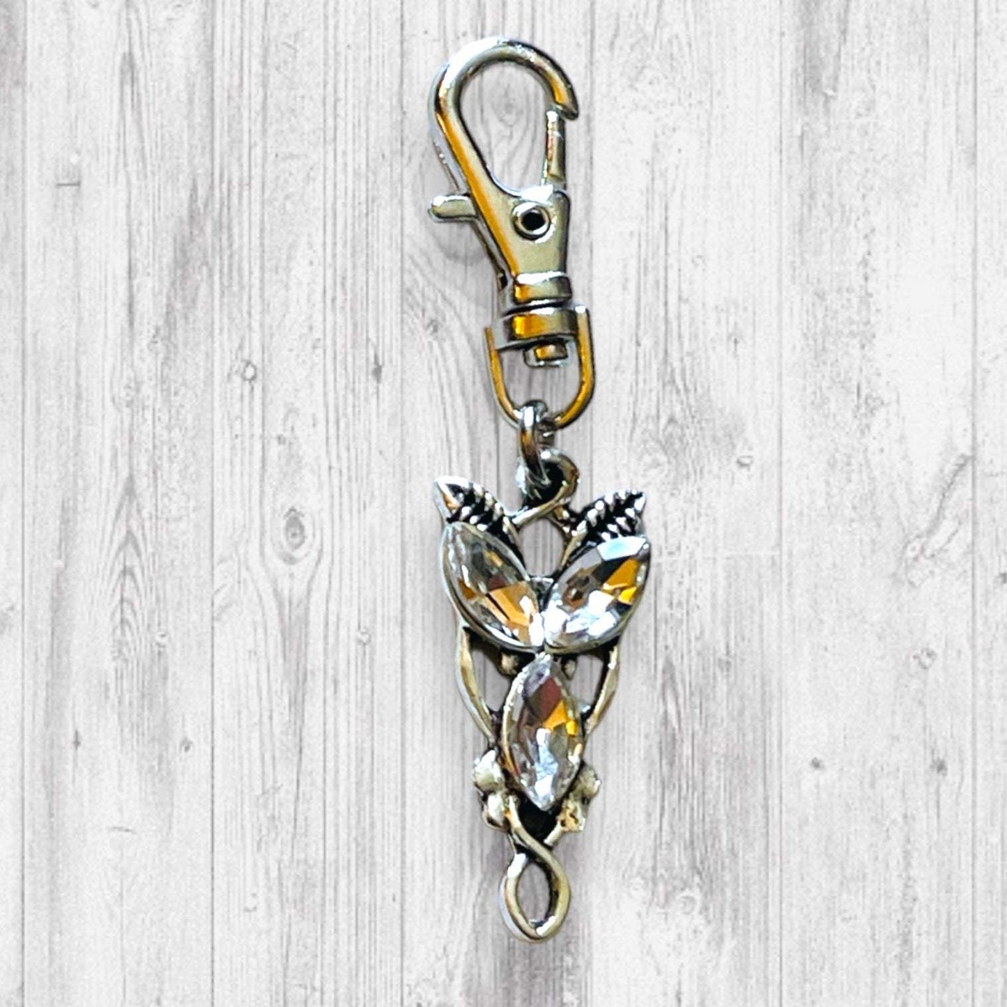 Evenstar inspired Progress and Stitch MarkersAdoreKnitEvenstar inspired Progress and Stitch Markers.   Inspired by the Evenstar worn by Arwen in The Lord of the Rings.  And also inspired by Arwen and Frodo's race on horEvenstar inspired Progress