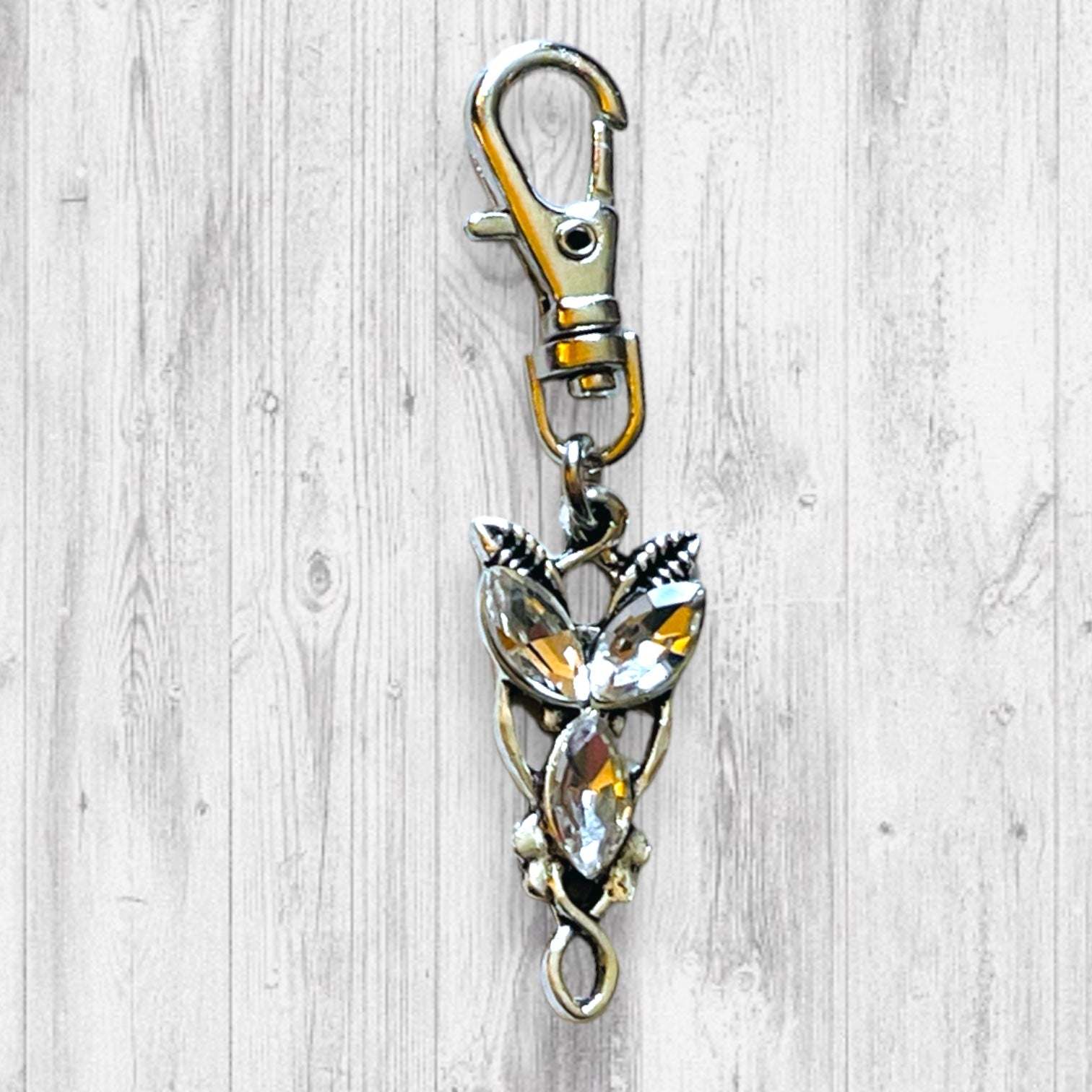 Evenstar inspired Progress and Stitch MarkersAdoreKnitEvenstar inspired Progress and Stitch Markers.   Inspired by the Evenstar worn by Arwen in The Lord of the Rings.  And also inspired by Arwen and Frodo's race on horEvenstar inspired Progress