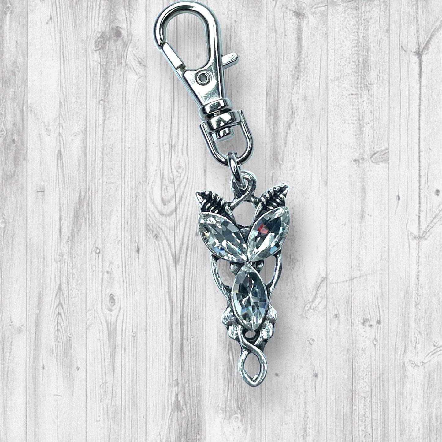 Evenstar inspired Progress and Stitch MarkersAdoreKnitEvenstar inspired Progress and Stitch Markers.   Inspired by the Evenstar worn by Arwen in The Lord of the Rings.  And also inspired by Arwen and Frodo's race on horEvenstar inspired Progress