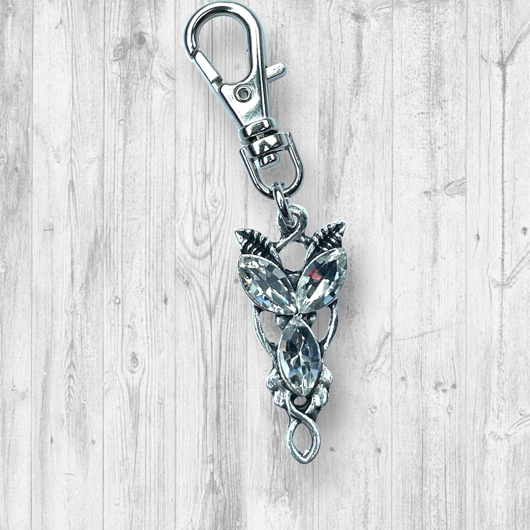 Evenstar inspired Progress and Stitch MarkersAdoreKnitEvenstar inspired Progress and Stitch Markers.   Inspired by the Evenstar worn by Arwen in The Lord of the Rings.  And also inspired by Arwen and Frodo's race on horEvenstar inspired Progress